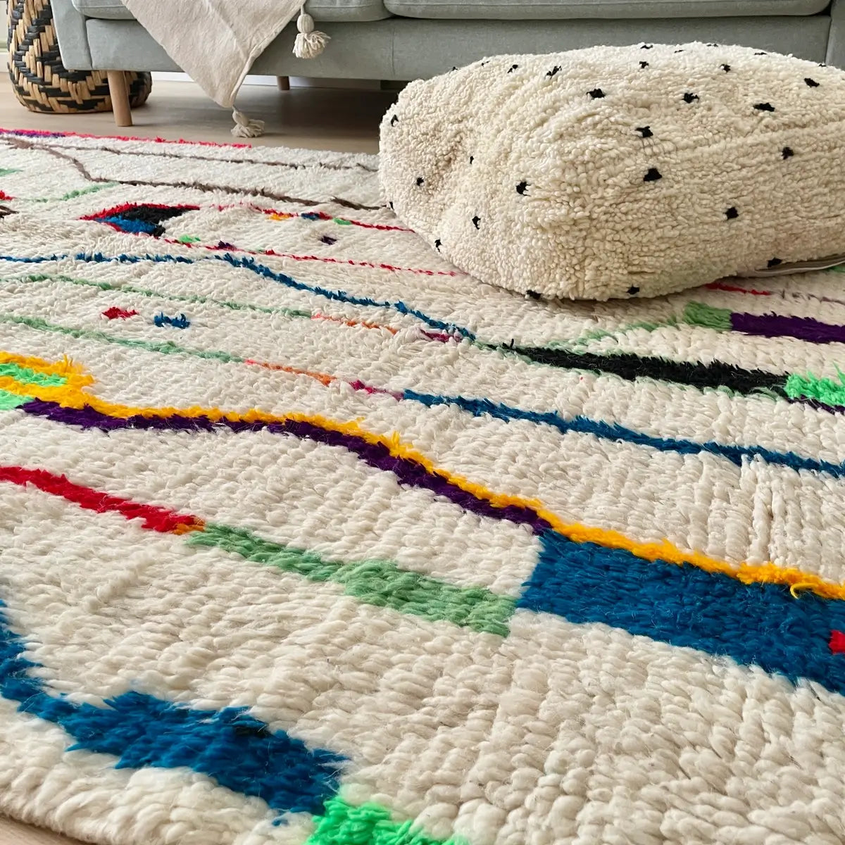 covor din lana Bochra cu model marocan si simboluri Azilal,  pe podea