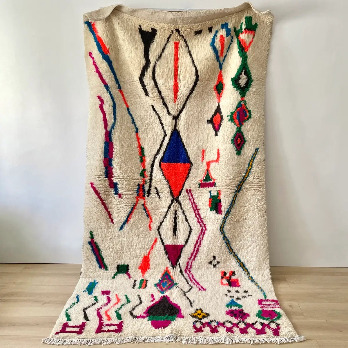 covor din lana organica model Azilal cu forme geometrice si simboluri marocane, expo