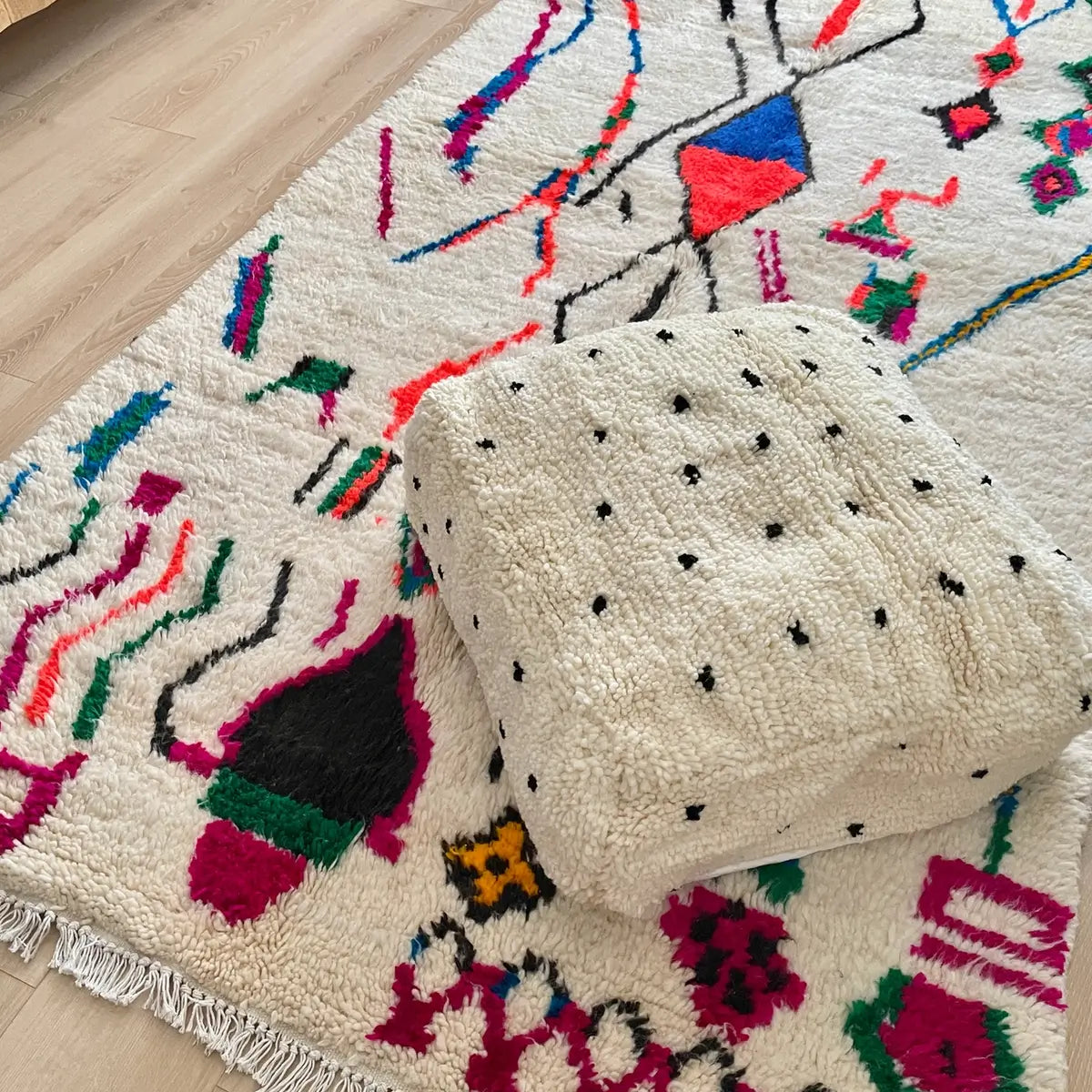 covor din lana organica model Azilal cu forme geometrice si simboluri marocane, pe podea