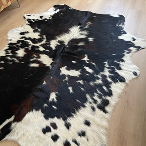 covor din piele de vaca natural tricolor cu pete alb negru si maro de dimensiuni mari, mango + bloom