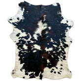 covor din piele de vaca natural tricolor cu pete alb negru si maro, mango + bloom