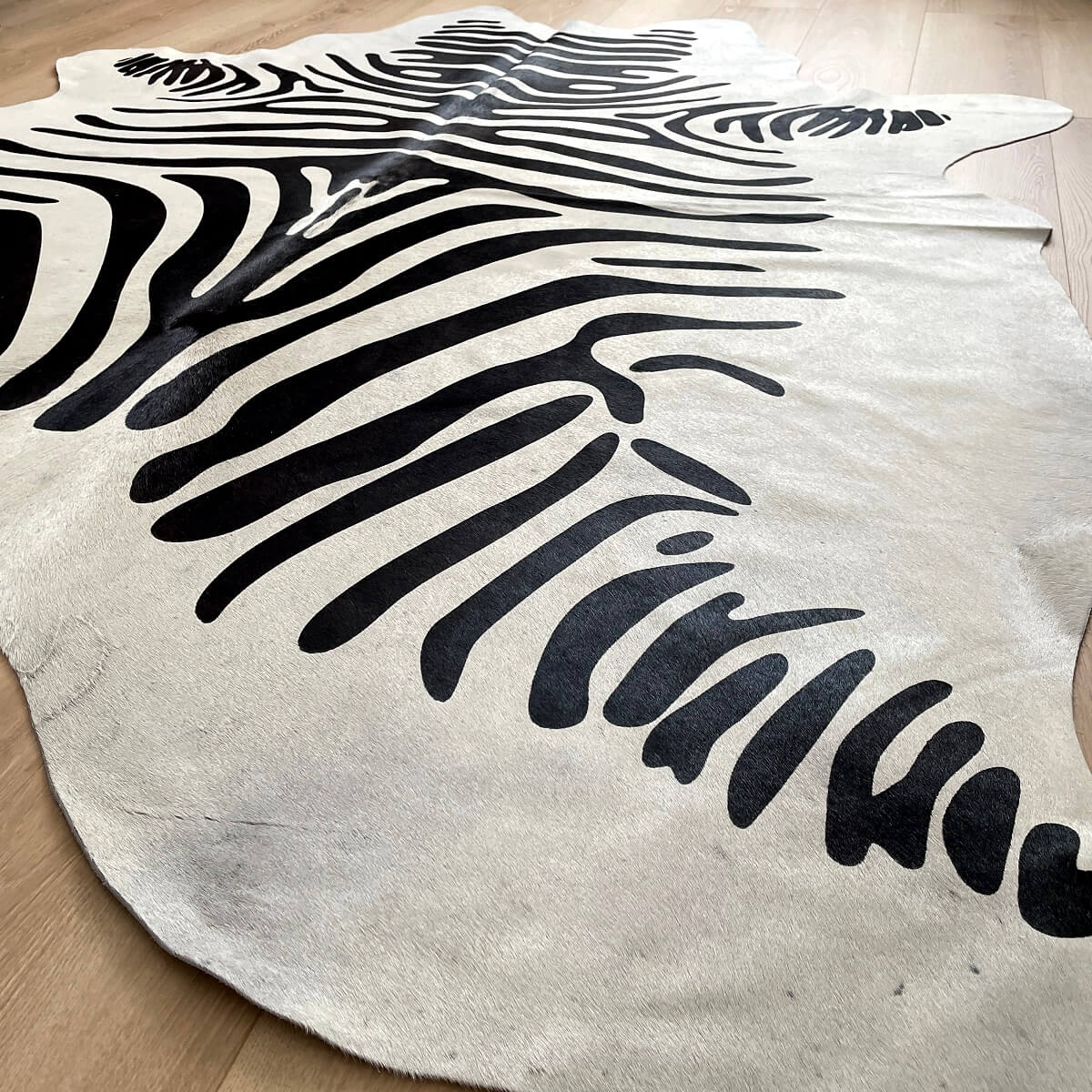 covor din piele de vaca naturala vopsita cu imprimeu de zebra cu forma asimetrica, mango + bloom