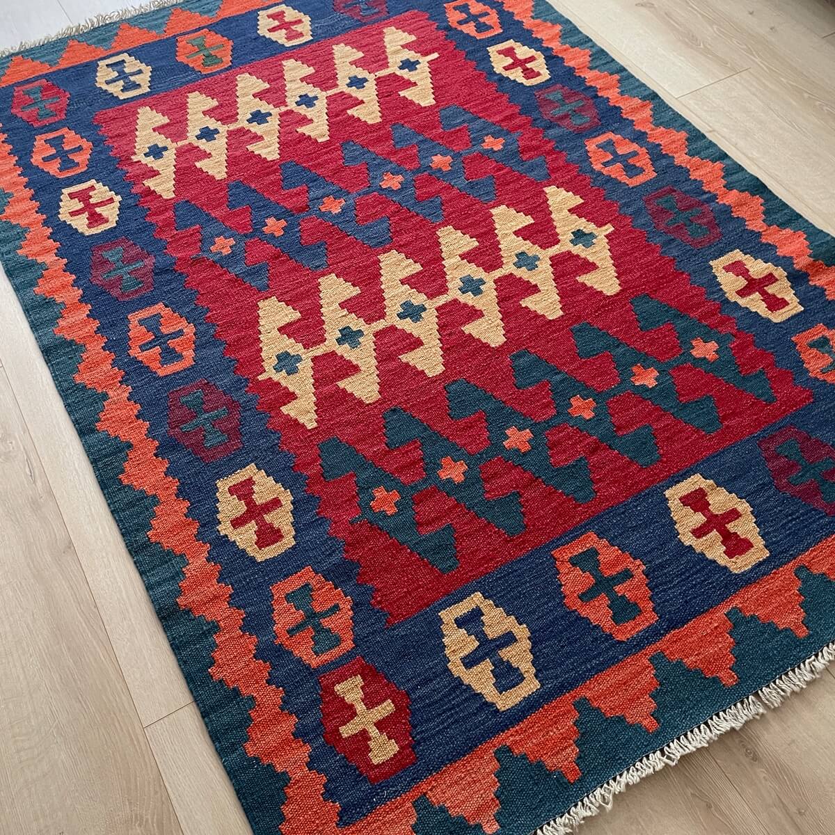 covor traditional cu tesatura plata Kilim - tesut manual in Iran din lana - 180x125cm - pe podea