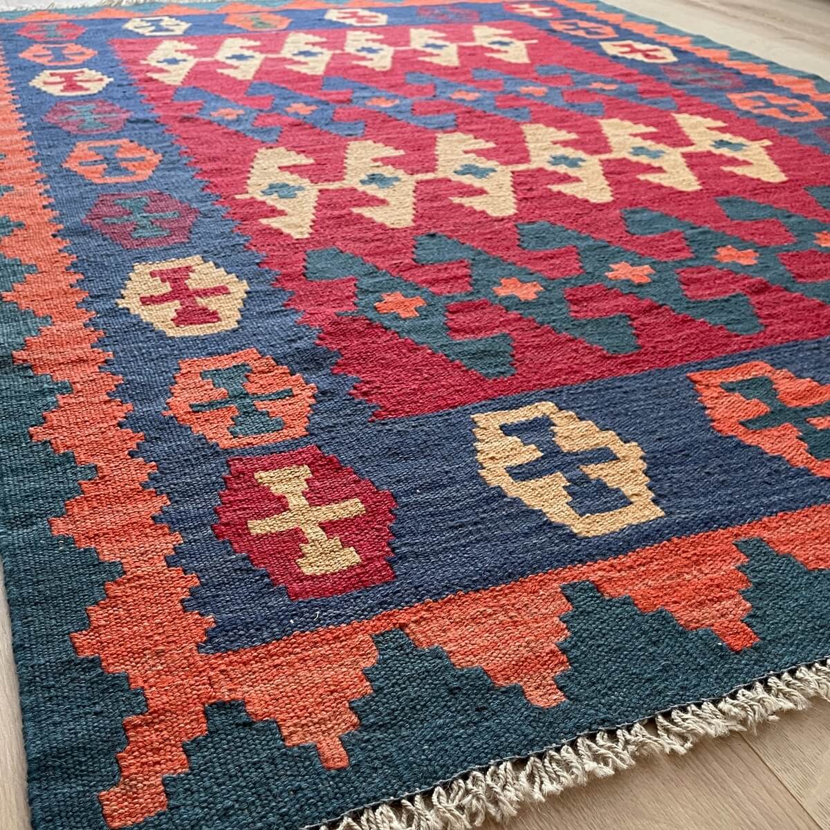 covor traditional cu tesatura plata Kilim - tesut manual in Iran din lana - 180x125cm - de aproape