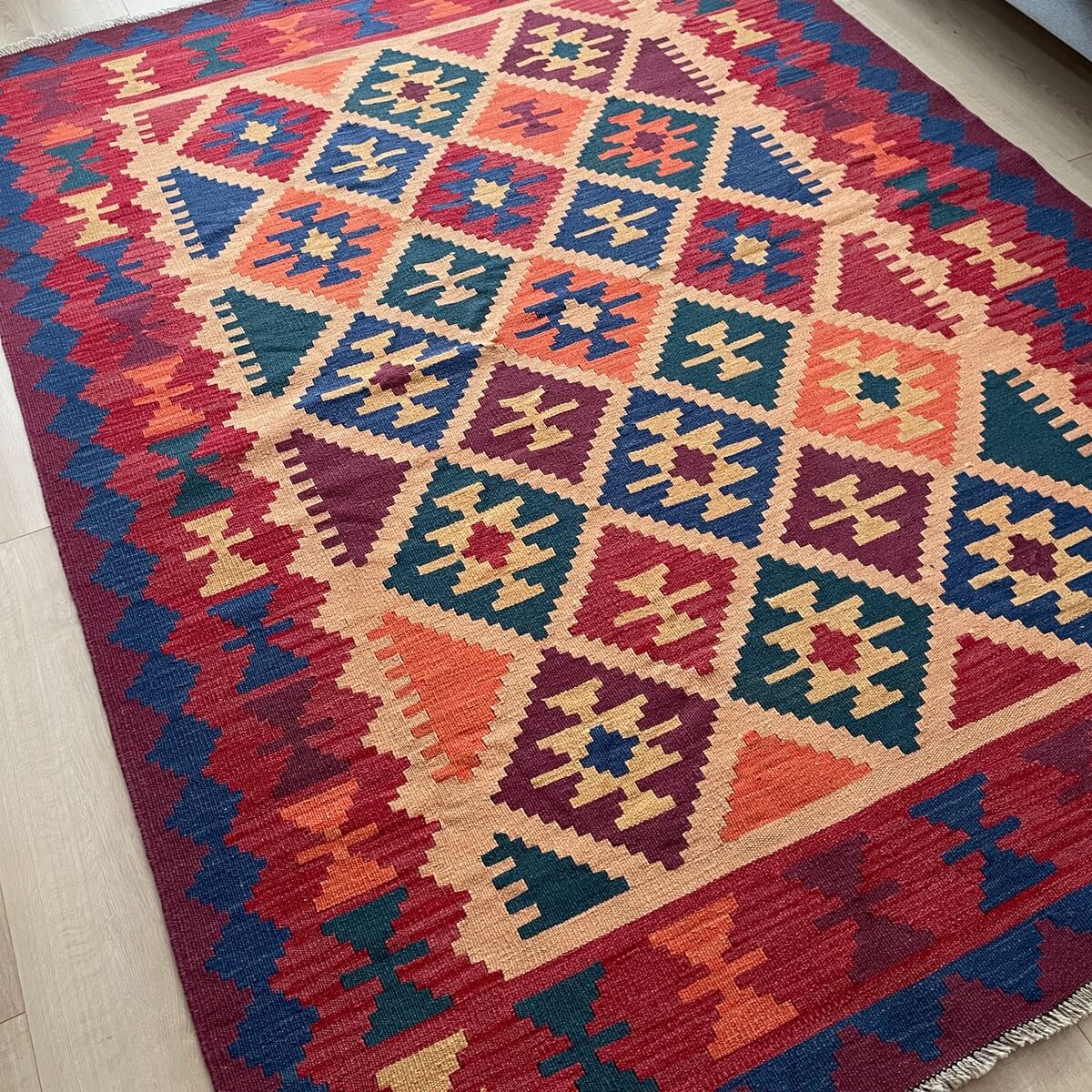 covor cu tesatura plata kilim - tesut manual in iran - colorat cu modele traditionale - 230x170 - pe podea