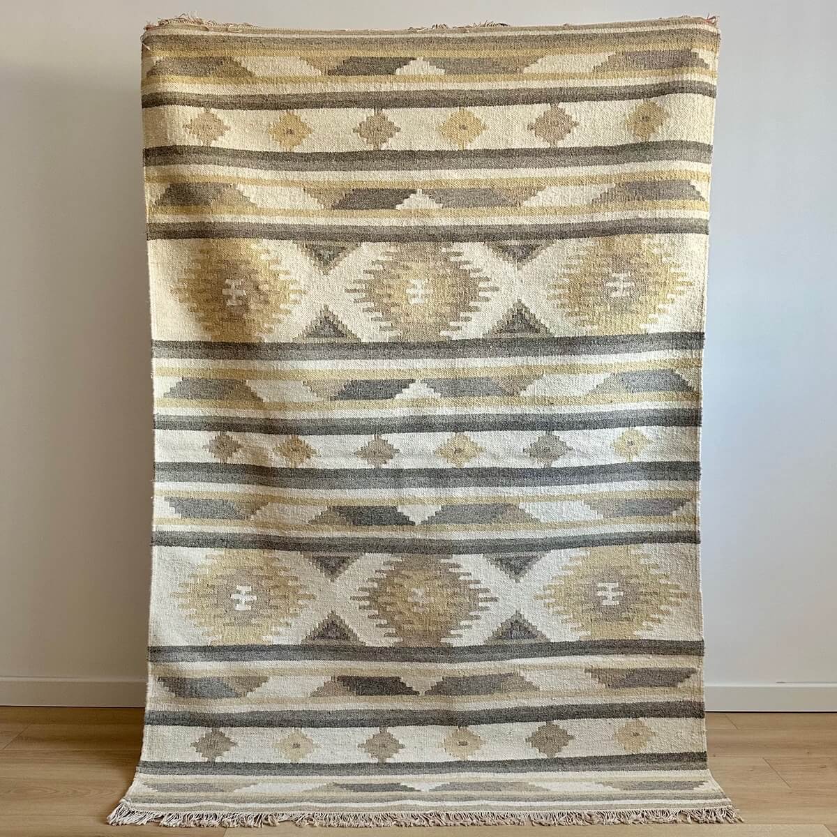 Covor subtire tesut plat in culori neutre si calme de crem, bej, gri - cu modele traditionale Kilim - 200cm x 140cm, realizat din lana si bumbac